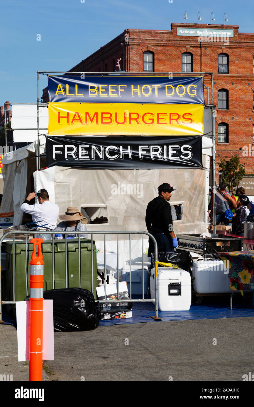 Street food vendant des hamburgers et des frites, au cours de la Fleet Week 2019. Fishermans Wharf, Californie, États-Unis d'Amérique. USA Banque D'Images