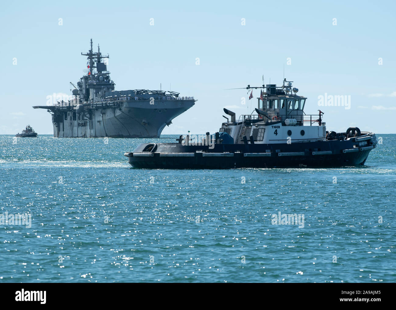 191113-N-KR702-1016 PEARL HARBOR (Novembre 13, 2019) Le navire d'assaut amphibie USS Boxer (DG 4) arrive à Pearl Joint Base Harbor-Hickam à la suite d'un déploiement de l'ouest du Pacifique, le 13 novembre. Le boxeur groupe amphibie et le 11e Marine Expeditionary Unit a participé à plusieurs exercices multilatéraux tout au long de la 7e flotte zone d'opérations afin de renforcer les partenariats, améliorer les relations, et d'accroître la préparation au combat, les capacités d'intervention de crise, et la communication entre les États-Unis et les forces du pays partenaire. (U.S. Photo par marine Spécialiste de la communication de masse 1re classe Holly L. Herline Banque D'Images