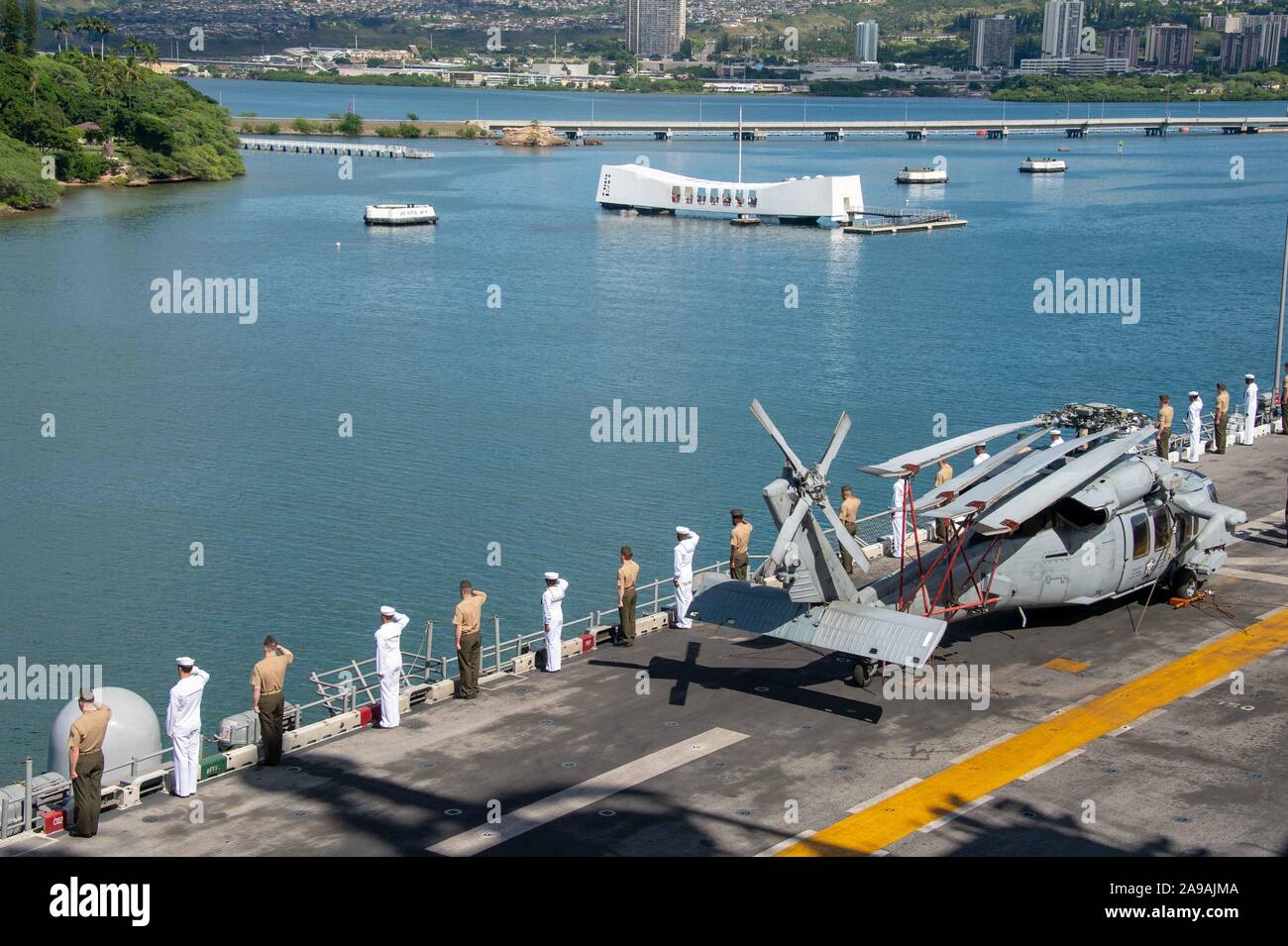 191113-N-KG461-1080 PEARL HARBOR (nov. 13, 2019) marins et soldats affectés à l'assaut amphibie USS Boxer (DG 4) les rails en traversant le Port de perle. Marins et soldats du boxeur groupe amphibie (ARG) et 11e Marine Expeditionary Unit (MEU) sont entrepris sur l'USS Boxer (DG 4) sur un déploiement régulièrement prévues. (U.S. Photo par marine Spécialiste de la communication de masse de la classe 3ème Zachary D. Behrend) Banque D'Images