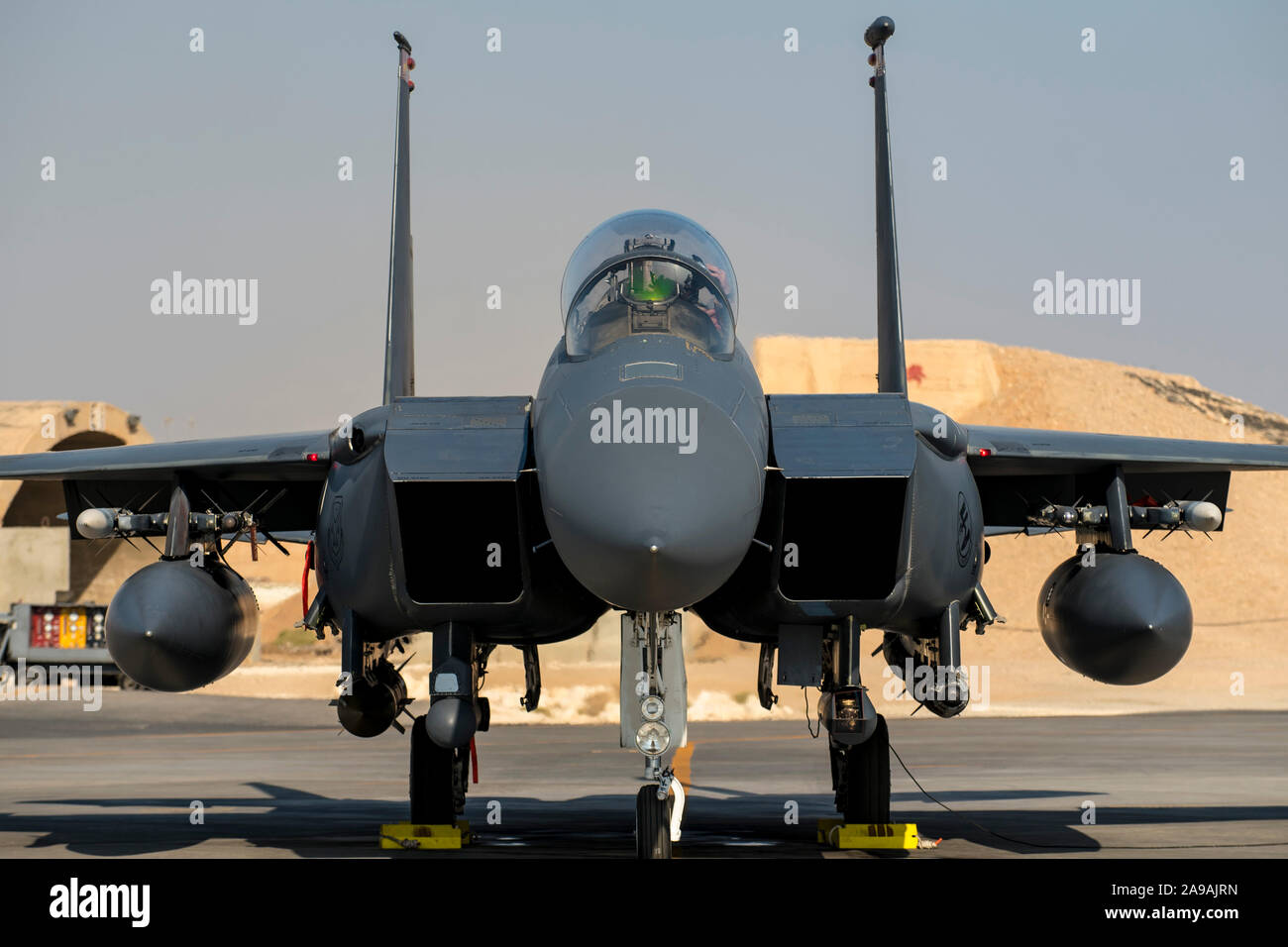 Le personnel navigant de la 332d'Escadre expéditionnaire se préparent à lancer un F-15E Strike Eagle 12 novembre 2019 dans un endroit inconnu en Asie du Sud-Ouest. Le F-15E est une tactique très maniable conçu pour permettre à l'Armée de l'air d'établir une supériorité sur le champ de bataille. (U.S. Photo de l'Armée de l'air par le conseiller-maître Sgt. Ralph Branson) Banque D'Images