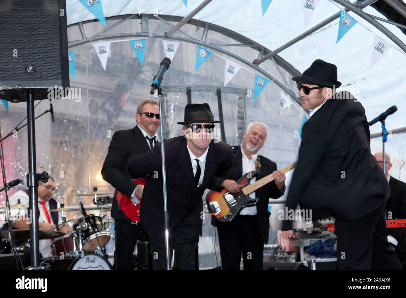 Colin Elsam alias "Joliet Jake Blues", et Ricky Owen comme "J Elwood Blues", à jouer avec le 5.0.5. Blues Band, au 2019 Regents Street Motor Show Banque D'Images