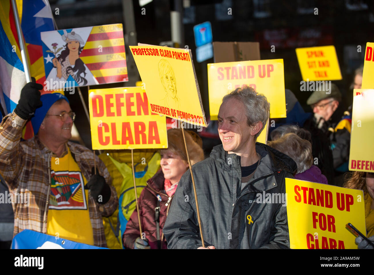 Les gens montrent leur soutien pour le professeur Clara Ponsati, qui fait face à l'extradition vers l'Espagne, au poste de police de St Leonard's, Édimbourg. Banque D'Images