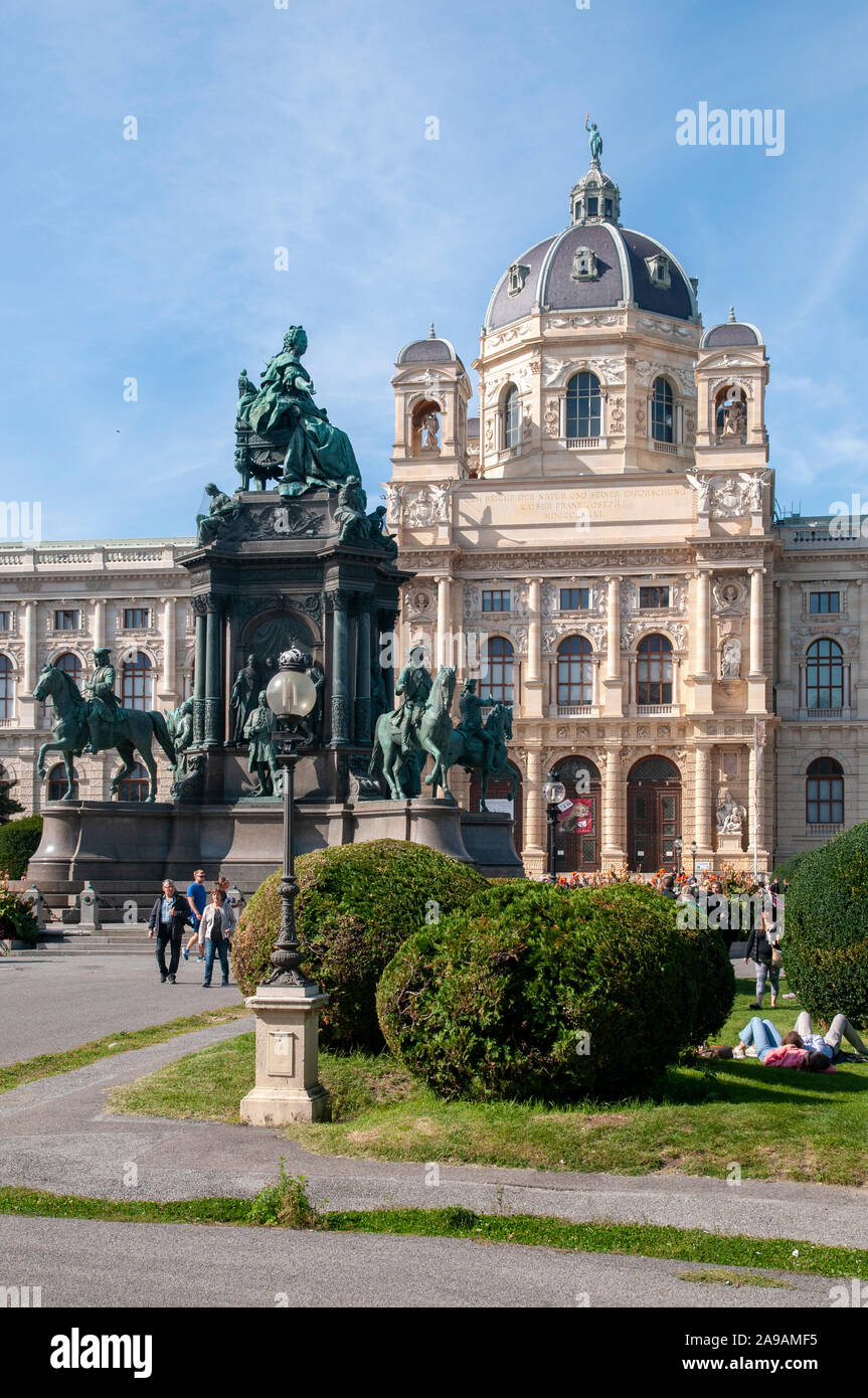 L'Autriche. Vienne. Maria Theresien Platz avec statue de Maria Theresa entre le Musée d'Histoire Naturelle et Musée d'Art Banque D'Images