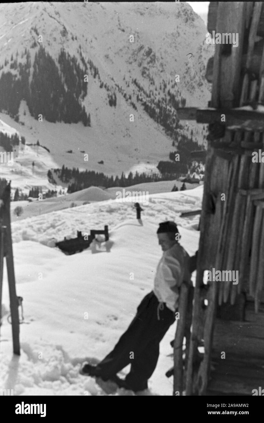 Paysage d'hiver avec un skieur, Allemagne 1930. Banque D'Images