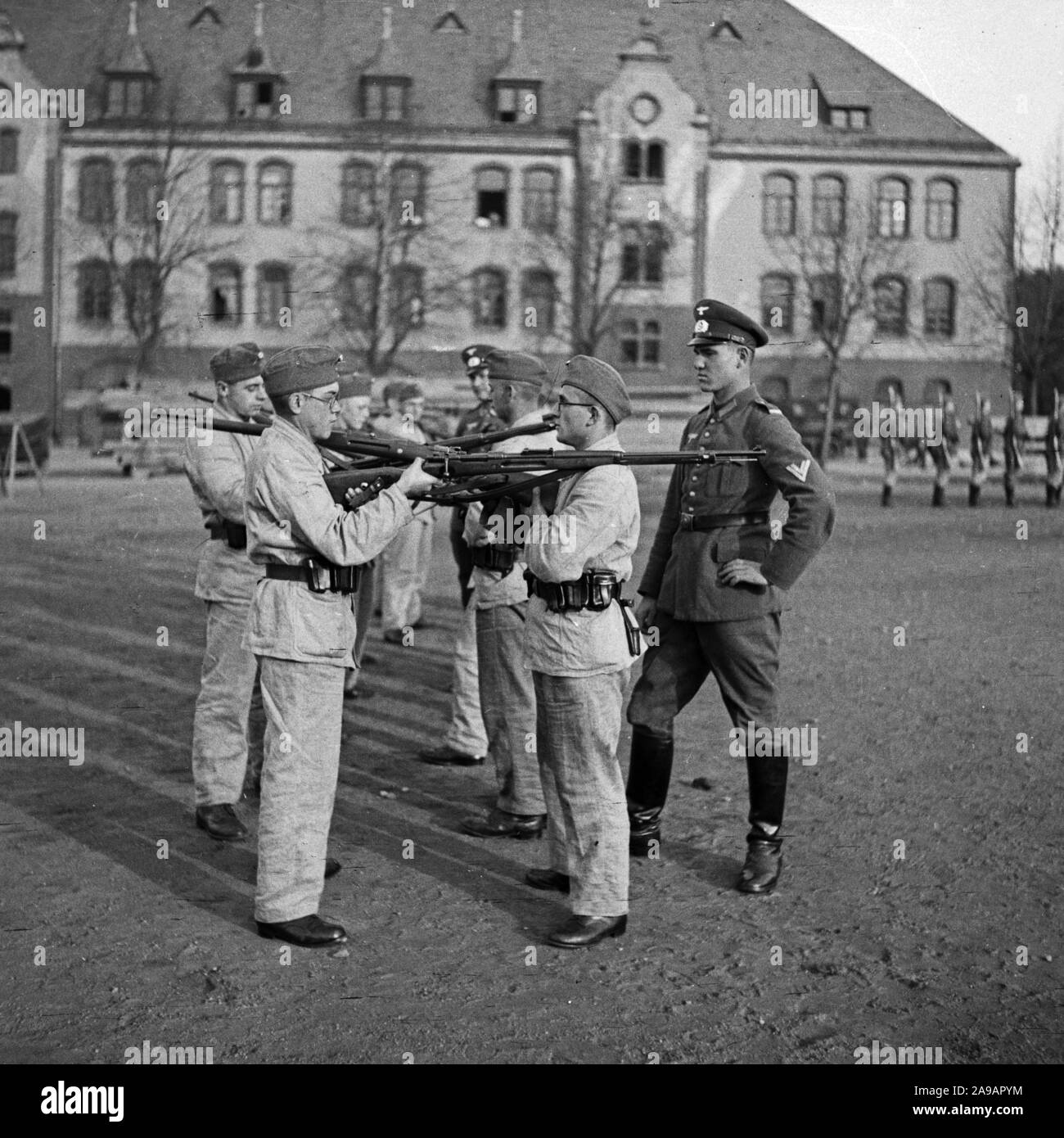 Les recrues de l'armée de la Wehrmacht allemande montrent leurs capacités sur un jour à leur caserne, Allemagne 1930. Banque D'Images