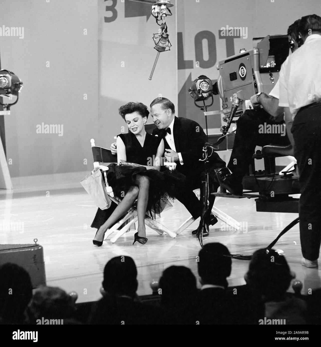 MICKEY ROONEY et Judy Garland dans la Judy Garland Show (1963), réalisé par BILL HOBIN. Credit : télévision CBS / Album Banque D'Images