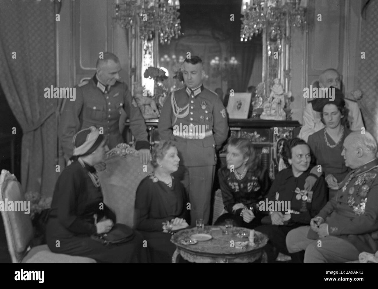 Les diplomates allemands à un recreption à l'ambassade d'Espagne à Berlin, Allemagne 1940. Banque D'Images