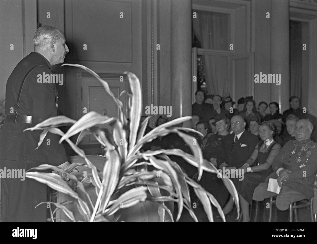 Les diplomates allemands à un recreption à l'ambassade d'Espagne à Berlin, Allemagne 1940. Banque D'Images
