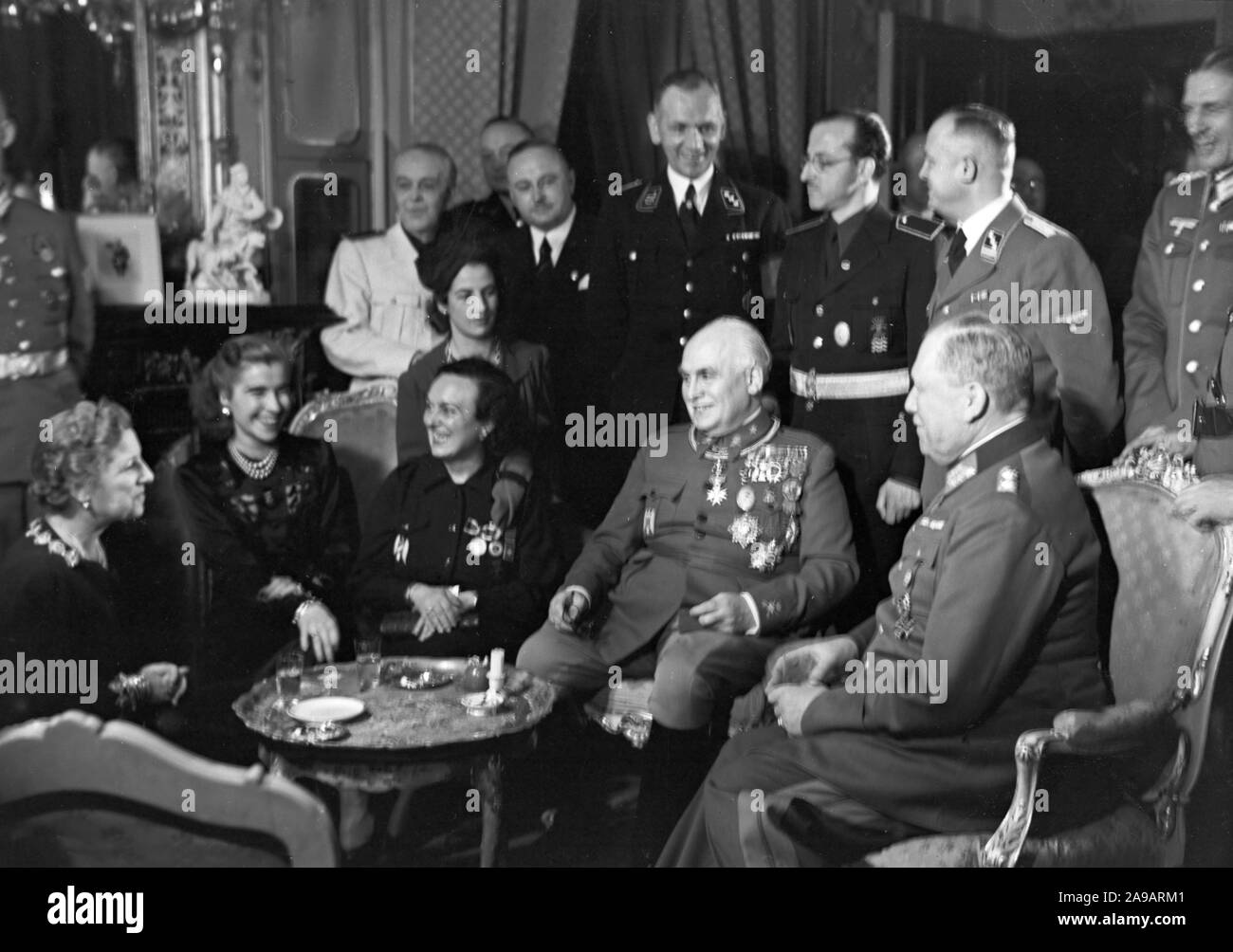 Les diplomates allemands à un recreption à l'ambassade d'Espagne à Berlin, Allemagne 1940. Banque D'Images