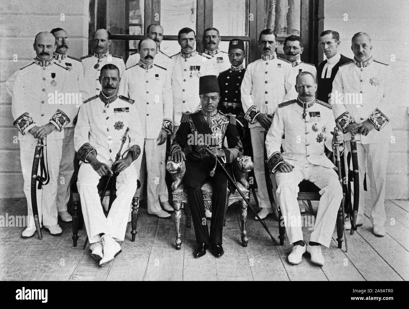 Ali ibn Hammoud, Sultan de Sansibar visiter gouverneur allemand Gustav Adolf von Goetzen (à gauche, assis) ; l'Afrique orientale allemande des années 1900. Banque D'Images