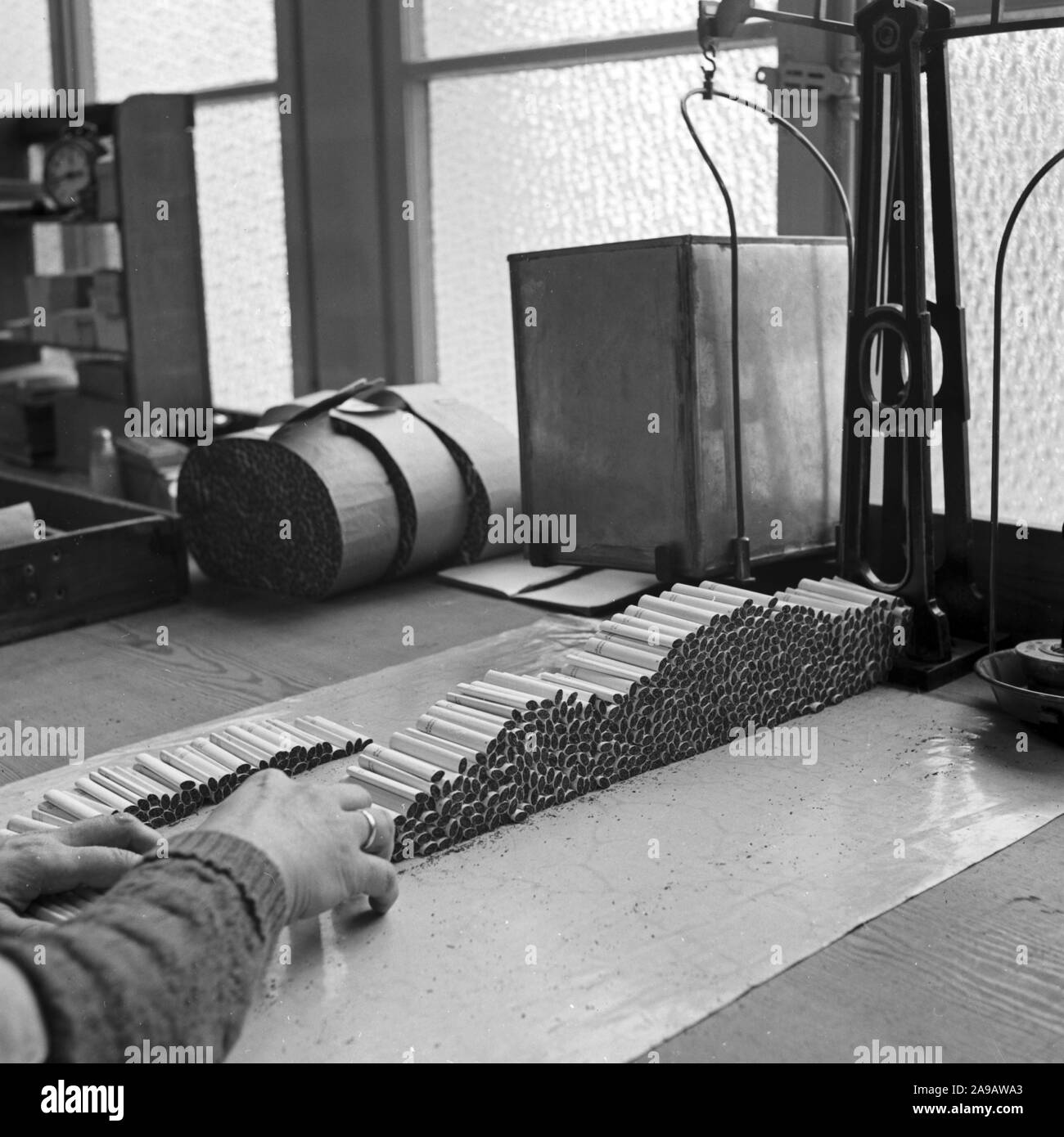 Journée de travail à une usine de cigarettes, ici : femme rouler des cigarettes, de l'Allemagne des années 1930. Banque D'Images