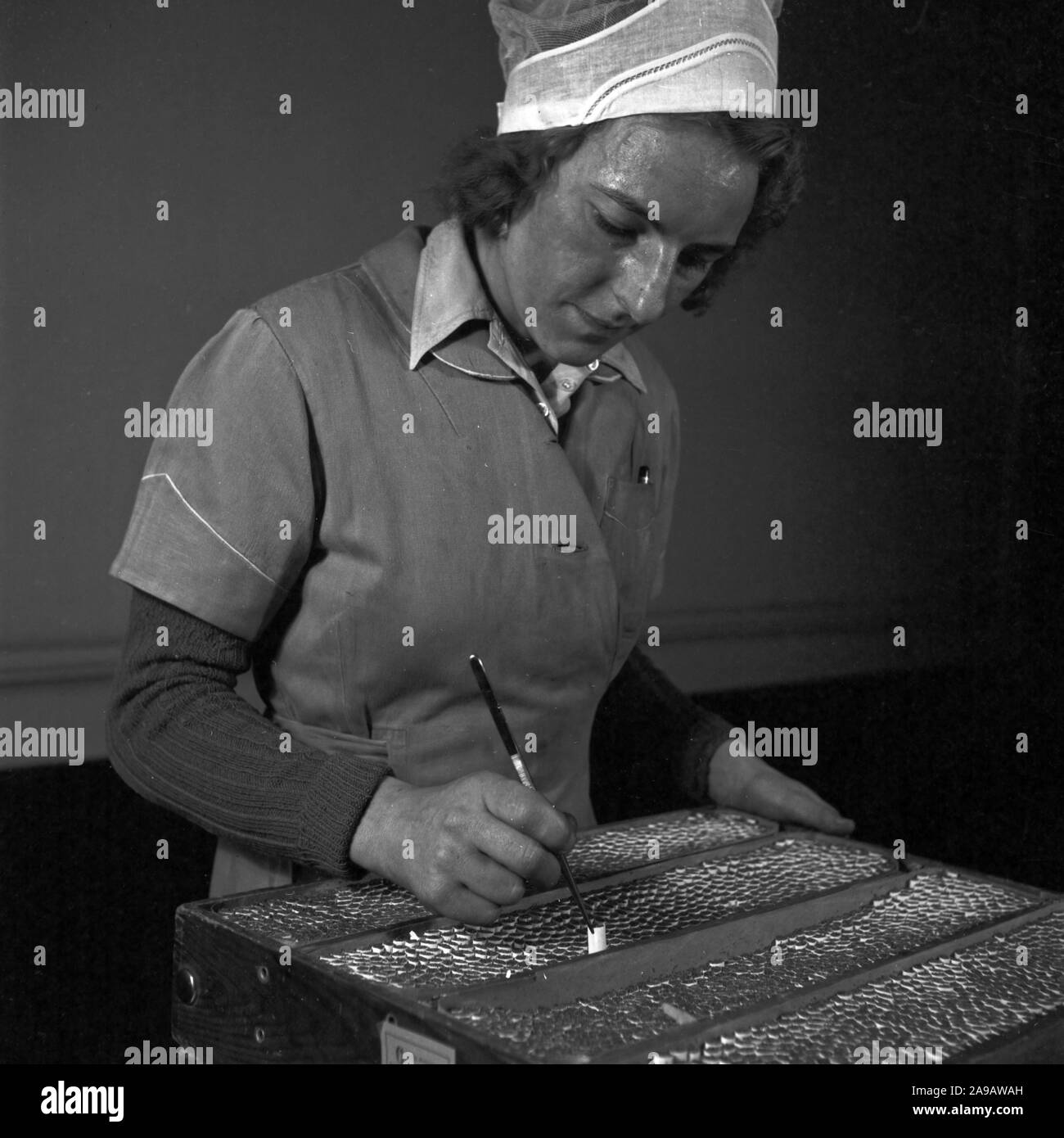 Journée de travail à une usine de cigarettes, ici : vérification du produit final, l'Allemagne des années 1930. Banque D'Images