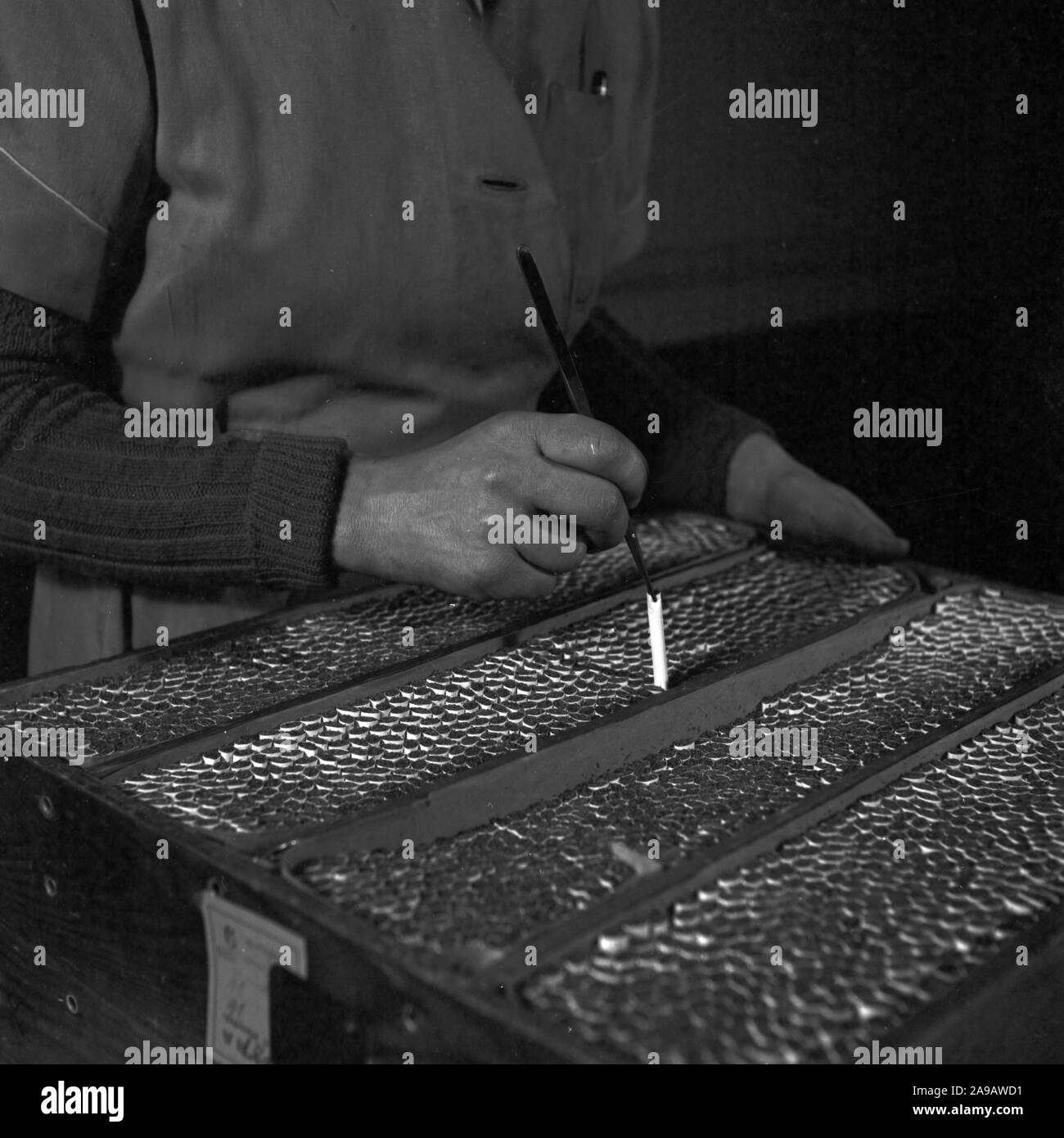 Journée de travail à une usine de cigarettes, ici : vérification du produit final, l'Allemagne des années 1930. Banque D'Images