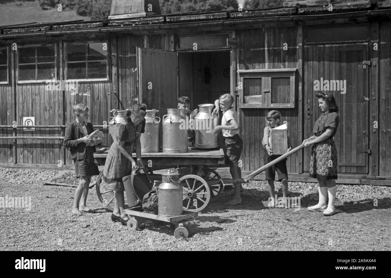 Les enfants de l'extraction du lait pour l'accueil et de déjeuner à l'école, l'Allemagne des années 40. Banque D'Images