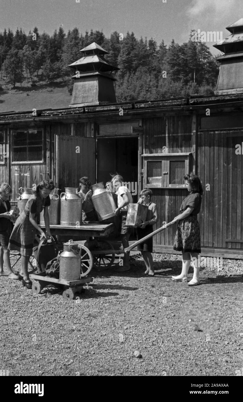 Les enfants de l'extraction du lait pour l'accueil et de déjeuner à l'école, l'Allemagne des années 40. Banque D'Images