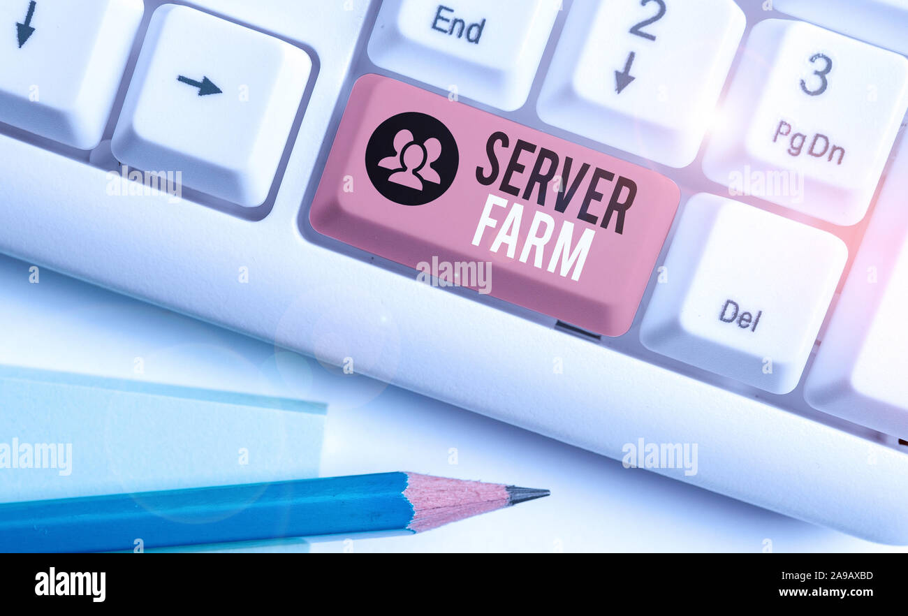 L'écriture de texte Word batterie de serveurs. Photo d'affaires mettant en vedette un groupe d'ordinateurs agissant en tant que serveurs et logés ensemble Banque D'Images