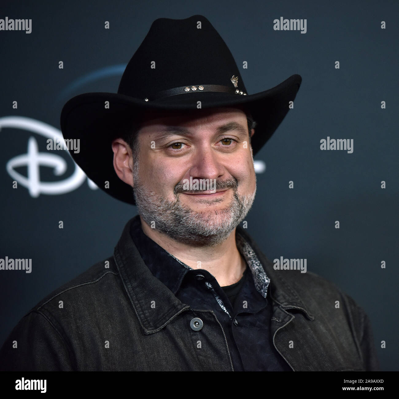 Producteur exécutif et directeur Dave Filoni arrive pour la première de Disney +'s 'Les Mandalorian" au El Capitan Theatre de Los Angeles, Californie Le mercredi, Novembre 13, 2019. Photo de Chris Chew/UPI Banque D'Images