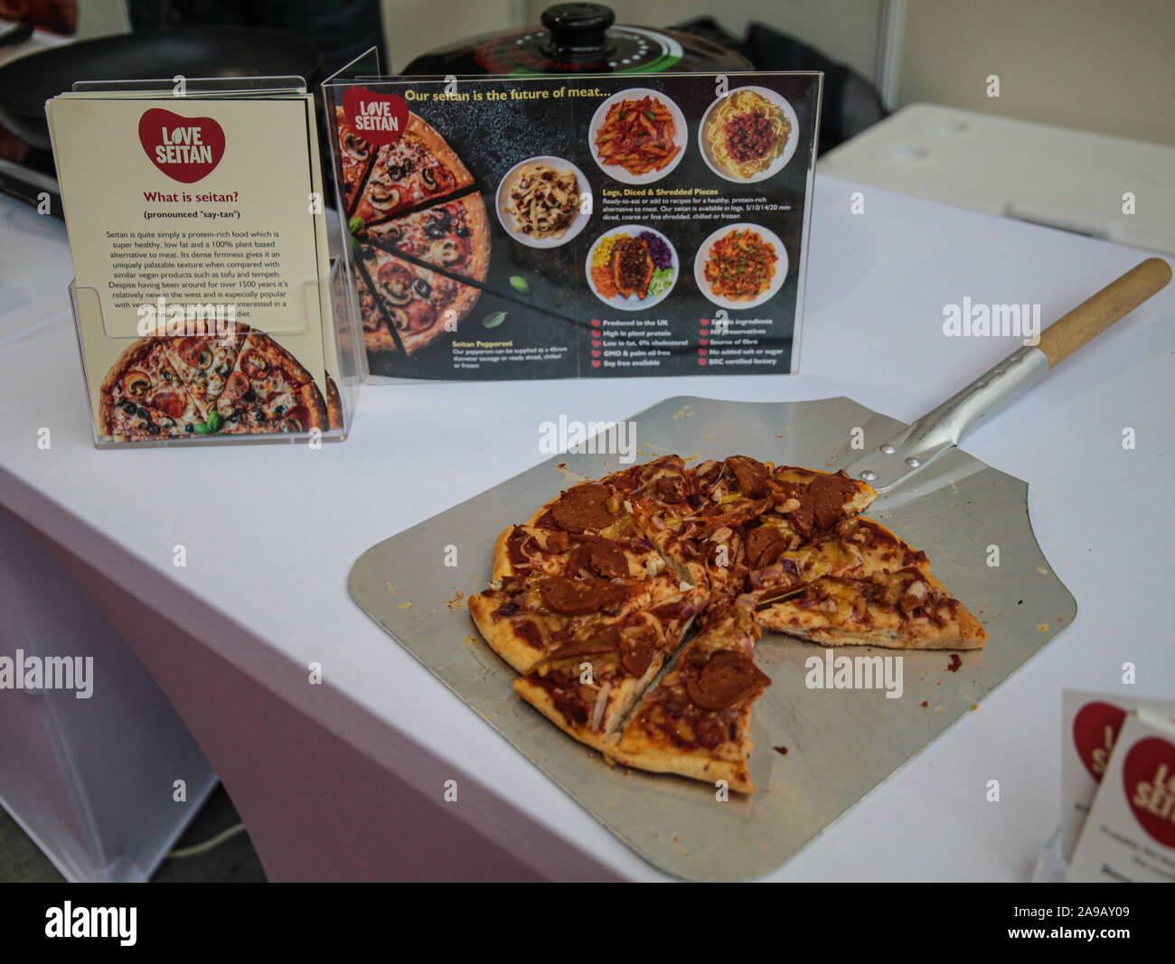 London UK 14 novembre 2019 Pizza au remplissage du seitan, également connu sous le nom de gluten de blé, le seitan est apparu pour la première fois au cours du sixième siècle comme ingrédient dans la cuisine asiatique et a été un substitut de la viande pour plus de mille ans, trouvés à l'unique événement dédié à la pizza et pâtes alimentaires en Europe .avec plus de 200 exposants, 1 000 marques leaders de l'industrie donne l'occasion de découvrir le meilleur de l'industrie à partir de chaînes de restaurants, pizzerias, restaurants indépendants, grossistes, ainsi que des fabricants de matériel, ingrédients et spécialiste des fournisseurs de produits. Paul Quez Banque D'Images