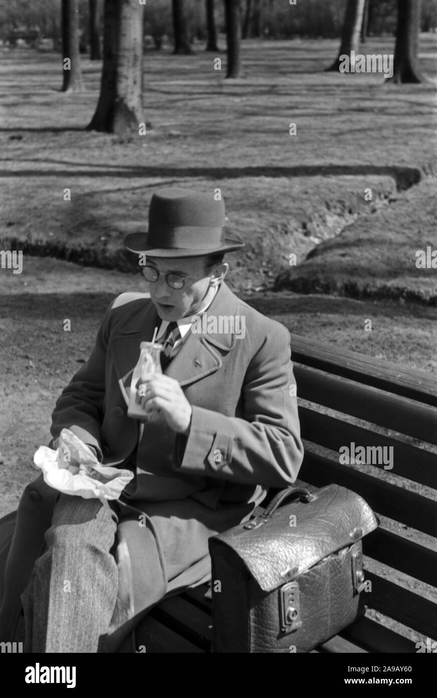 Avoir une pause dans un parc à proximité de la Potsdamer Platz à Berlin, Allemagne, 1930. Banque D'Images