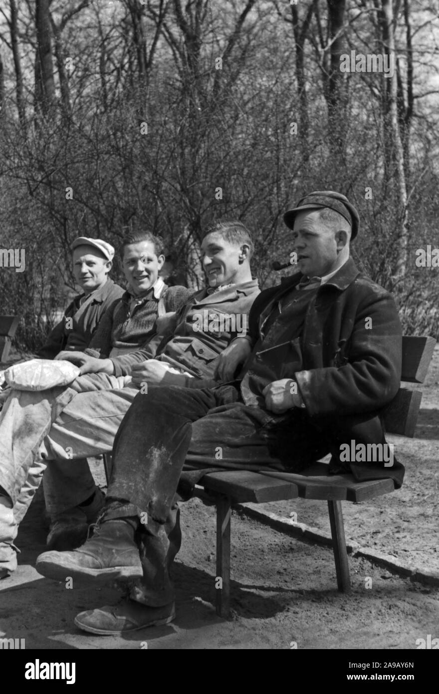 Avoir une pause dans un parc à proximité de la Potsdamer Platz à Berlin, Allemagne, 1930. Banque D'Images