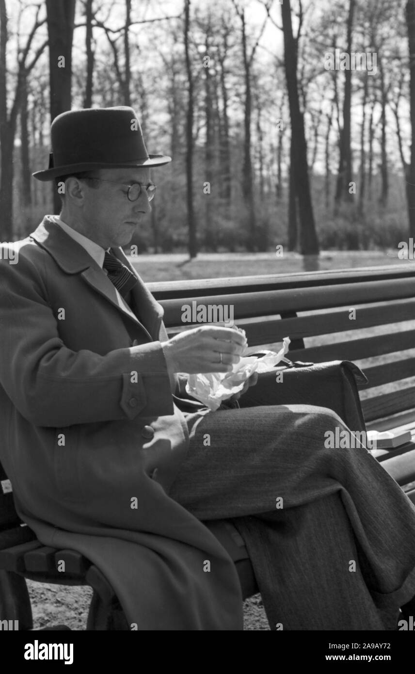 Avoir une pause dans un parc à proximité de la Potsdamer Platz à Berlin, Allemagne, 1930. Banque D'Images