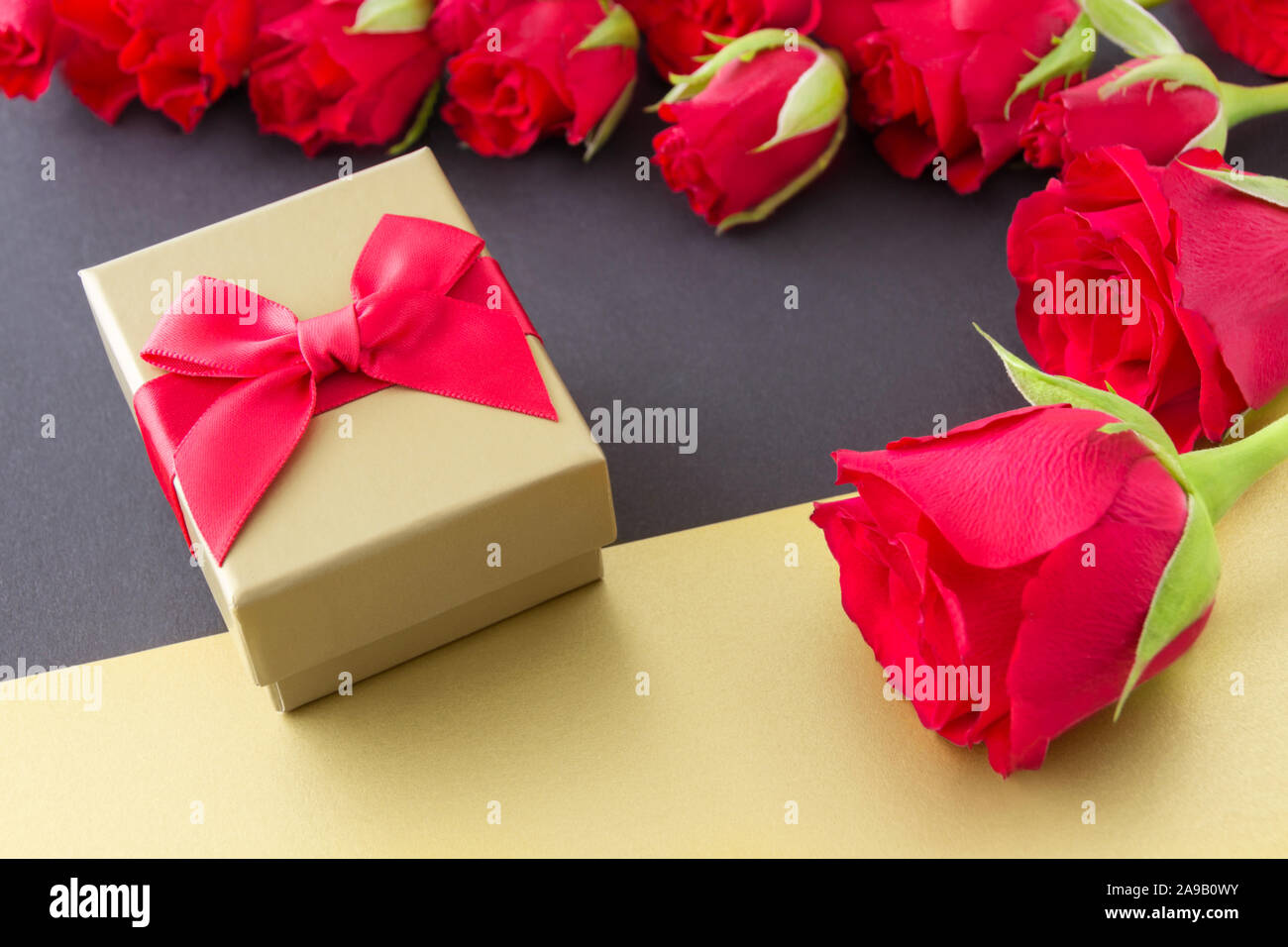 Roses rouges avec don d'or Banque D'Images