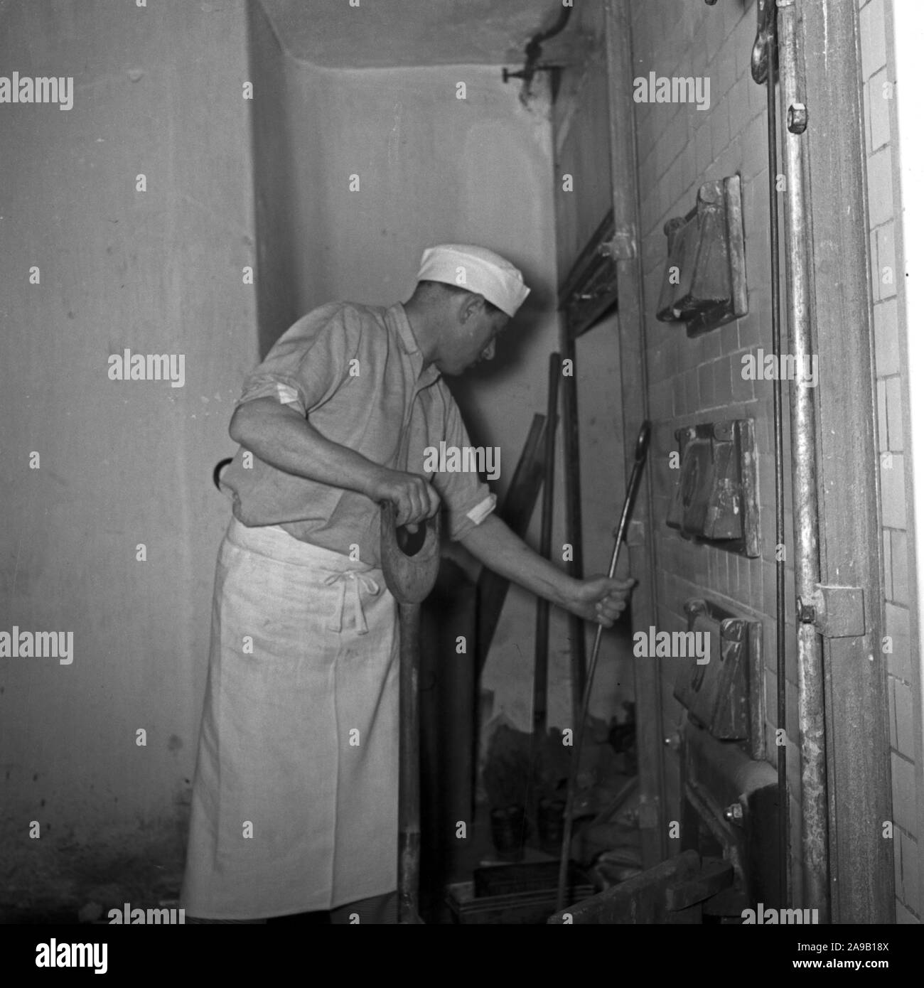 Un bakerman et ses activités quotidiennes, l'Allemagne des années 1950. Banque D'Images