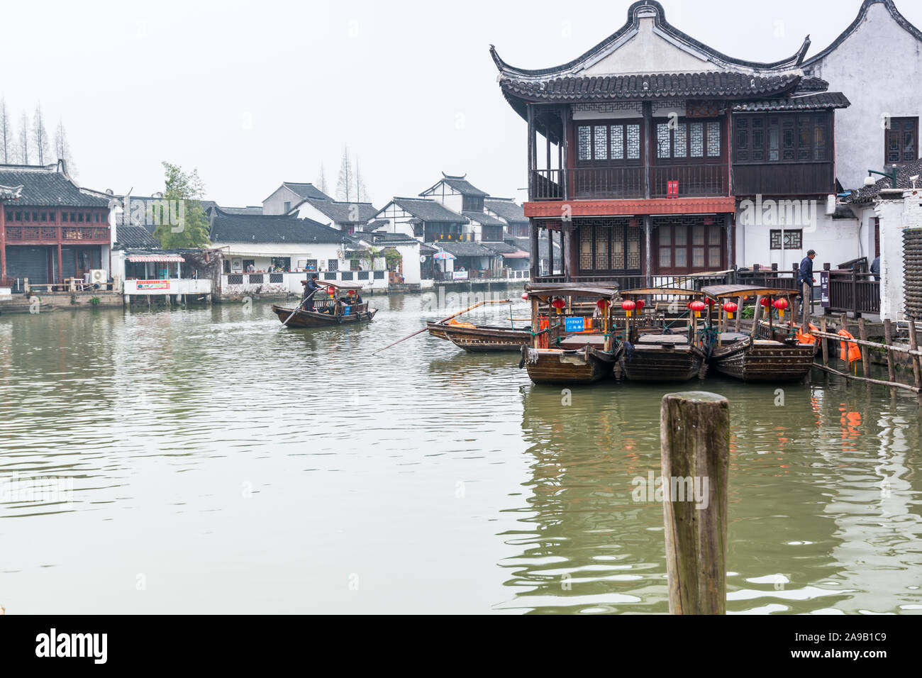 Un bateau de tourisme la voile à la rivière de canal Zhujiajiao, une ancienne ville d'eau à Shanghai, construite pendant la dynastie Ming et Qing, les travées divers ar Banque D'Images