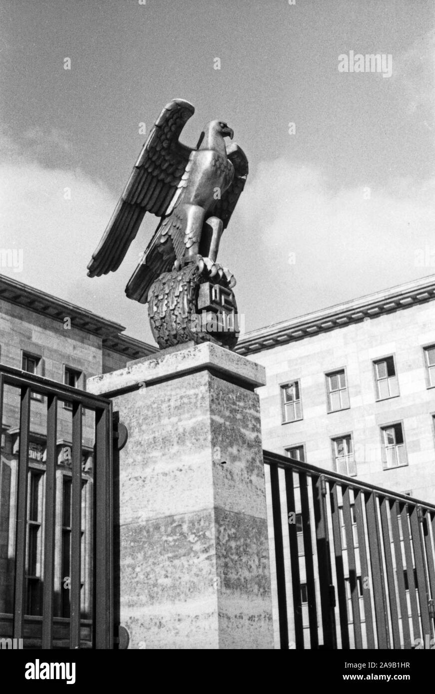 Prendre une promenade à travers Berlin, ici : sculpture d'aigle avec croix gammée en face de l'aviation de Dordogne, Allemagne 1930. Banque D'Images