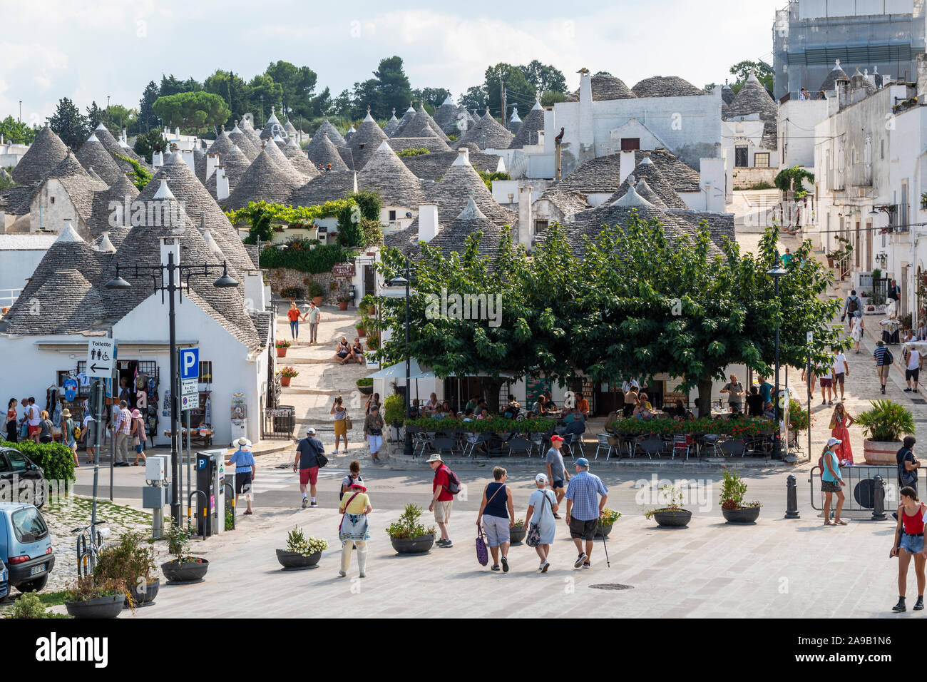 Boutiques de souvenirs et restaurants sur Largo Martellotta à Alberobello dans les Pouilles (Puglia), dans le sud de l'Italie Banque D'Images