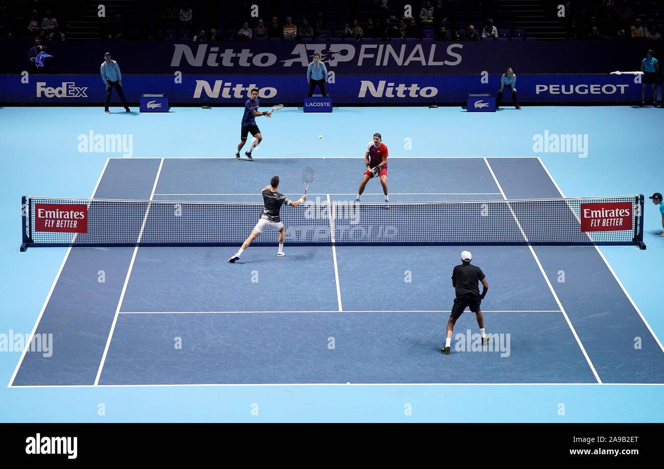 Grand Chelem Lukasz et Marcelo Melo (haut) en action contre Rajeev Ram et Joe Salisbury (en bas) au jour 5 de l'ATP Nitto finale au O2 Arena, Londres. Banque D'Images