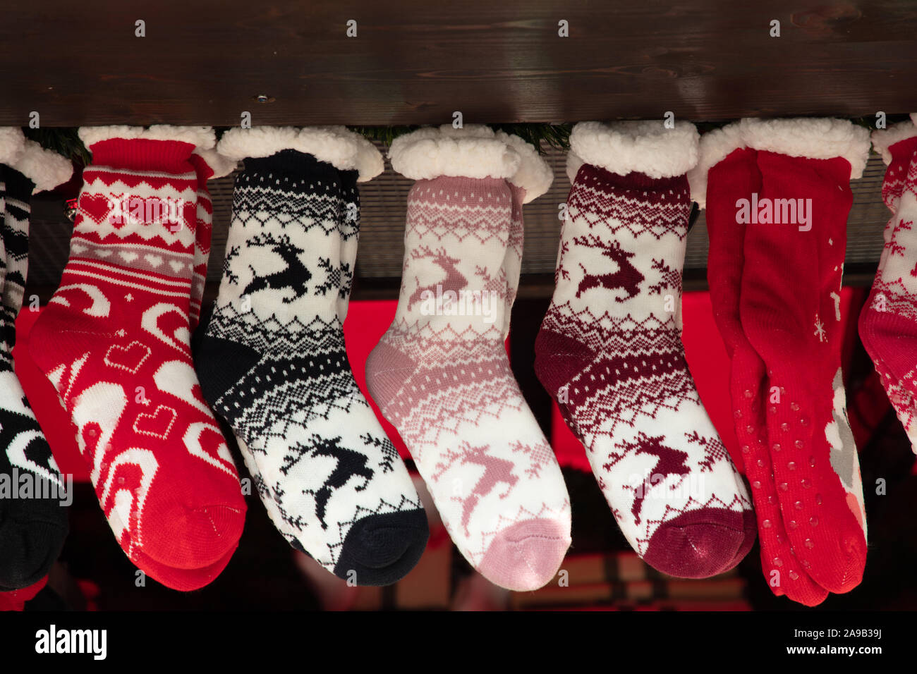 Chaussettes vues au marché de Noël, Londres, Angleterre, Royaume-Uni Photo  Stock - Alamy