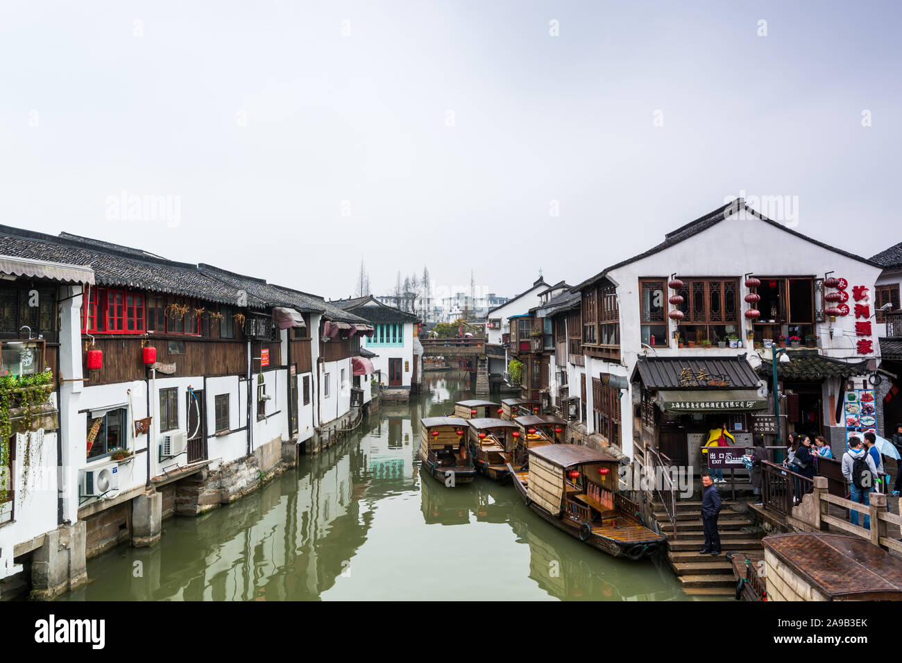 Un bateau de tourisme la voile à la rivière de canal Zhujiajiao, une ancienne ville d'eau à Shanghai, construite pendant la dynastie Ming et Qing, les travées divers ar Banque D'Images