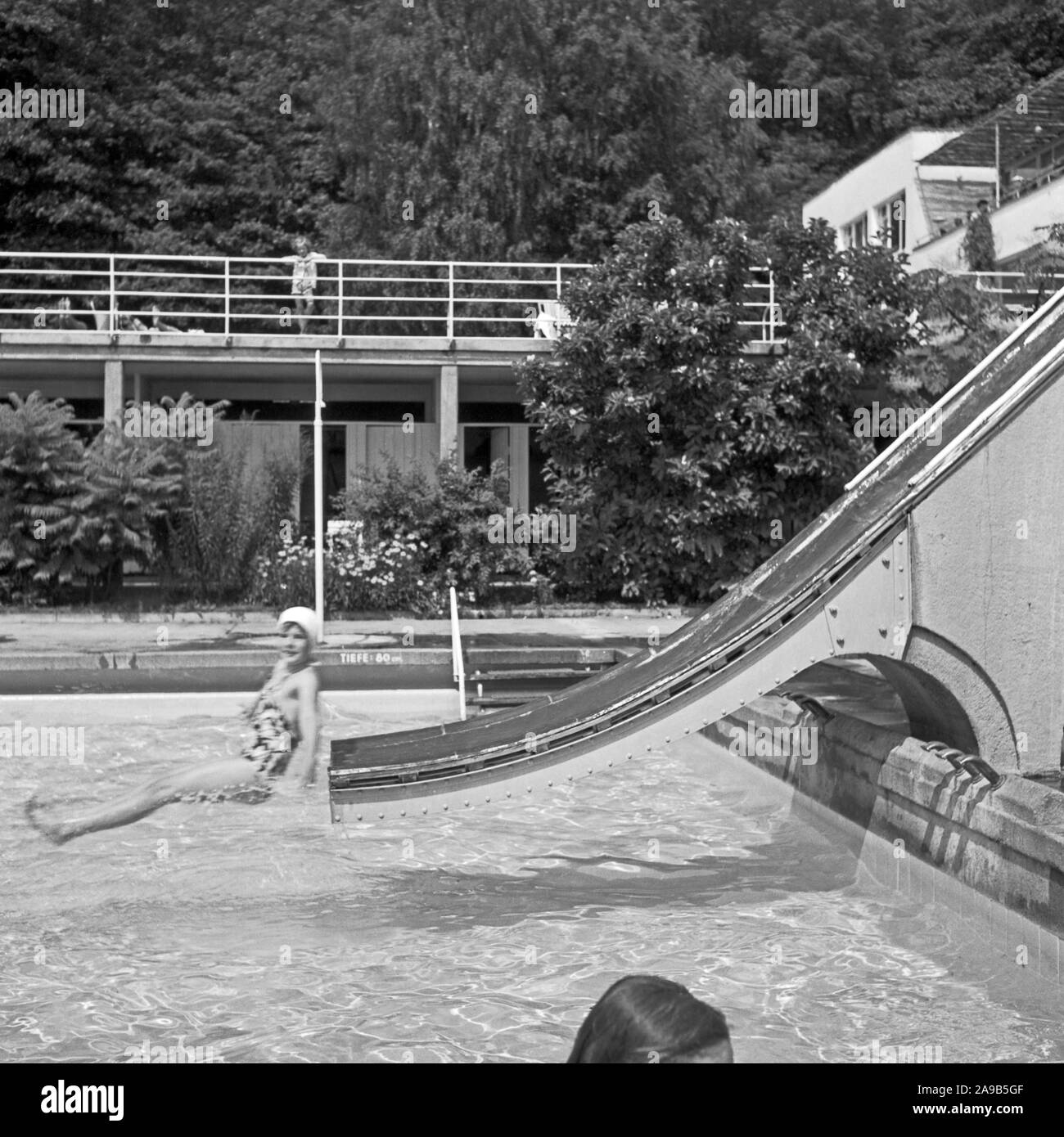 Après-midi détente à Neroberg Hill dans le Nord de Wiesbaden, Allemagne 1950. Banque D'Images