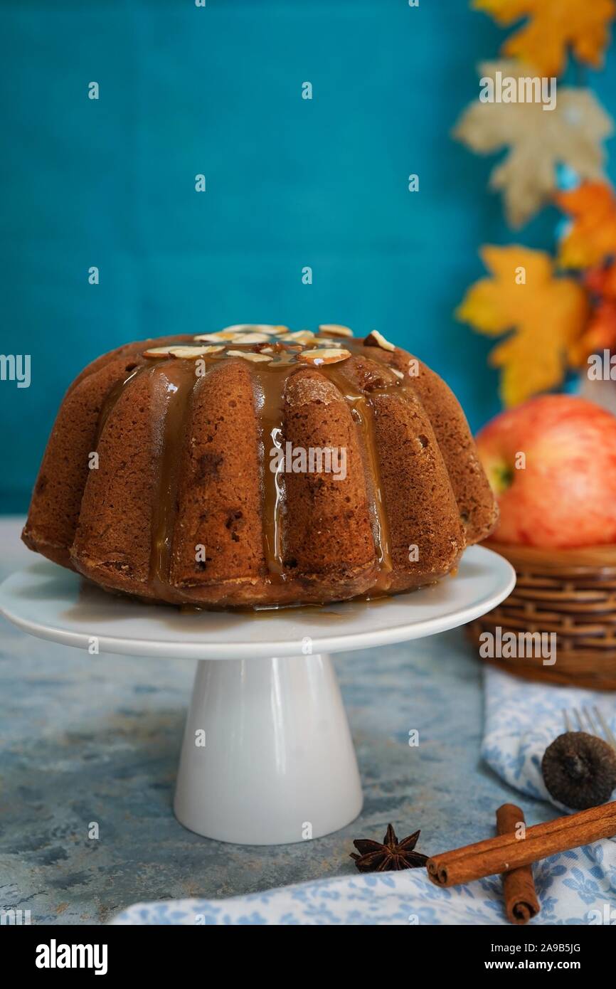 Gâteau bundt pommes maison avec du sucre brun glaze, selective focus Banque D'Images