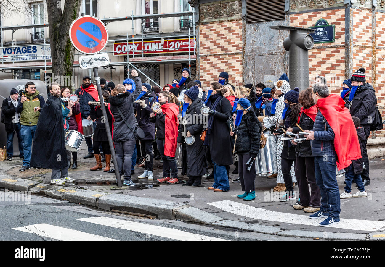 Paris, France - Février 11,2018 : Image d'un groupe d'portez musicants dans la rue pendant le Carnaval de Paris 2018. Banque D'Images