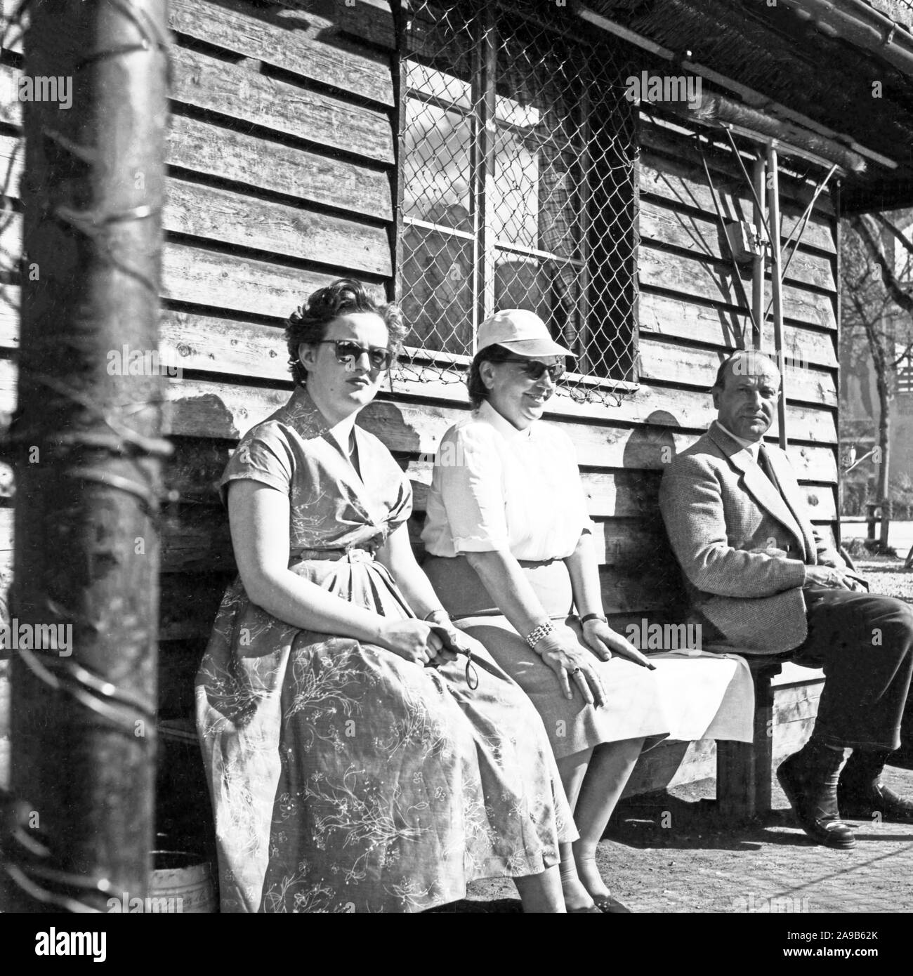 Sur le court de tennis : les spectateurs de regarder un match, Allemagne 1958 Banque D'Images