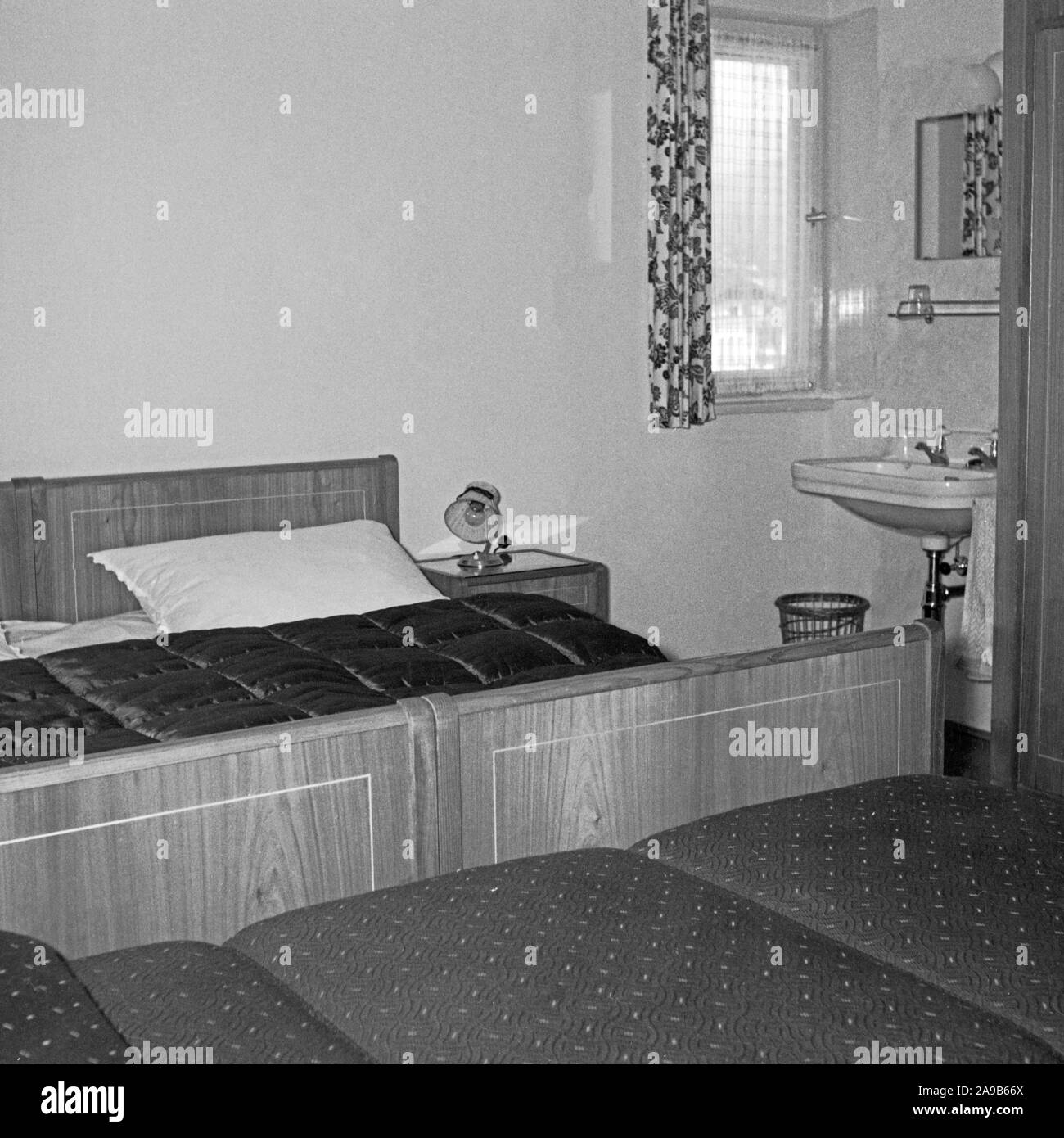 Intérieur d'une chambre dans une auberge, Allemagne 1958 Banque D'Images