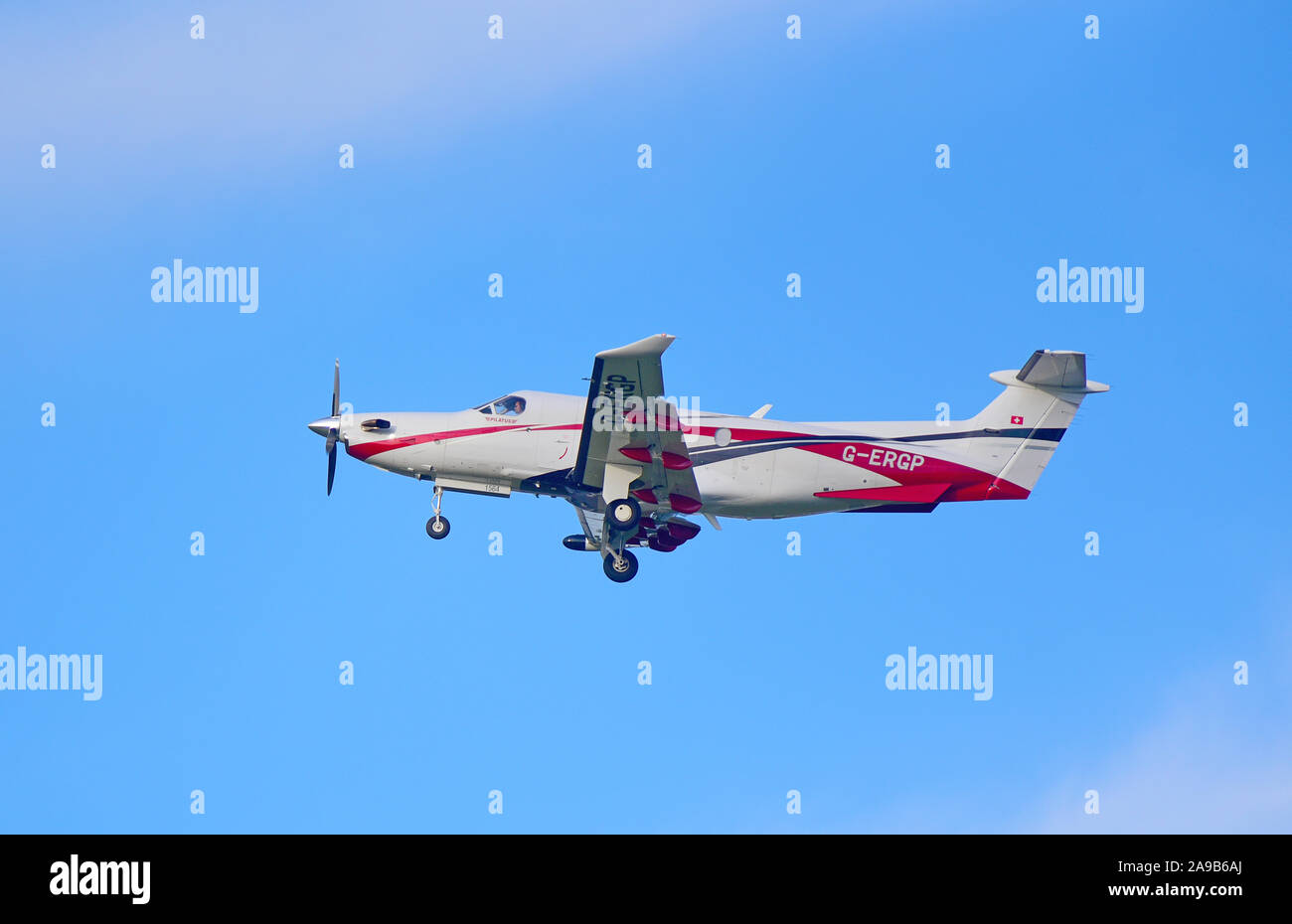 Un Pilatus PC12/47E avion turbopropulseur monomoteurs appartenant au groupe Eden Rock au départ pour Inverness Arport Fairoaks EGTF près de Cobham Surrey. Banque D'Images