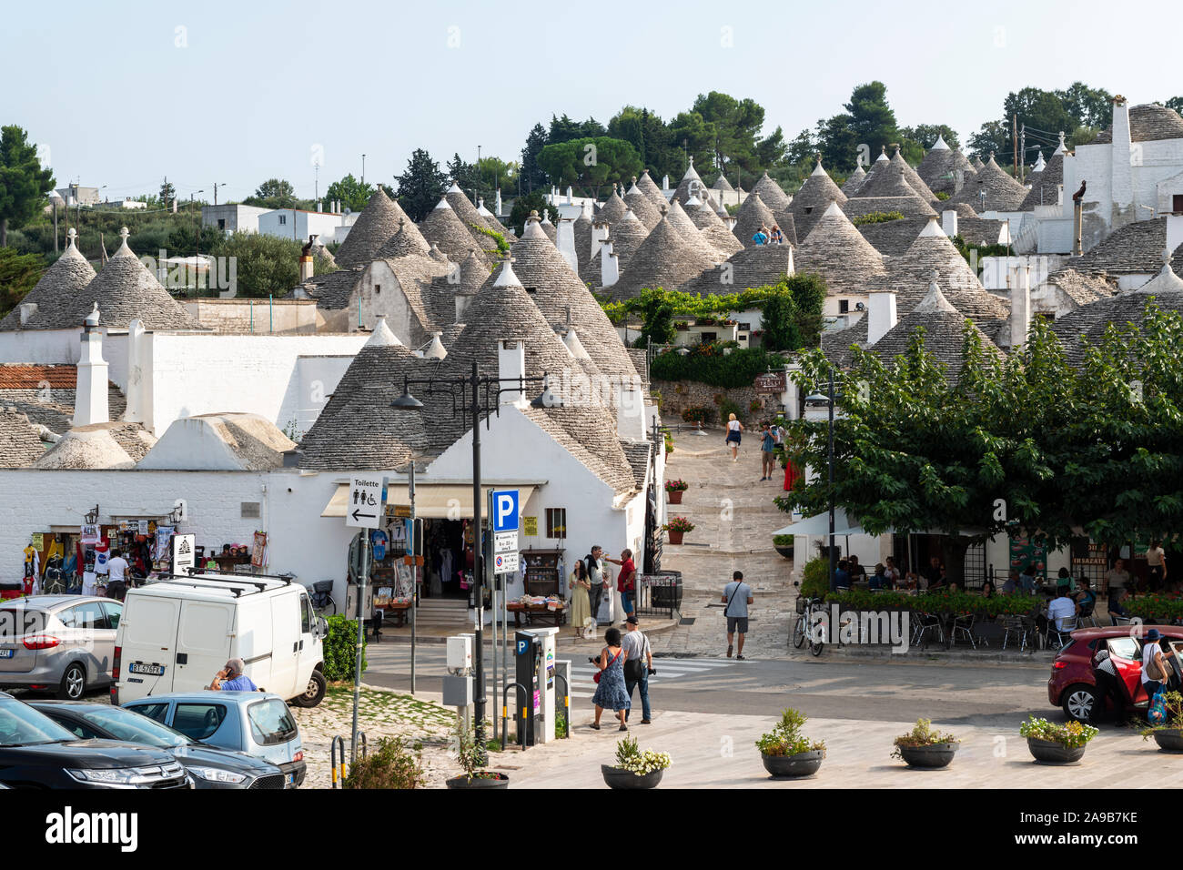 Boutiques de souvenirs et restaurants sur Largo Martellotta à Alberobello dans les Pouilles (Puglia), dans le sud de l'Italie Banque D'Images