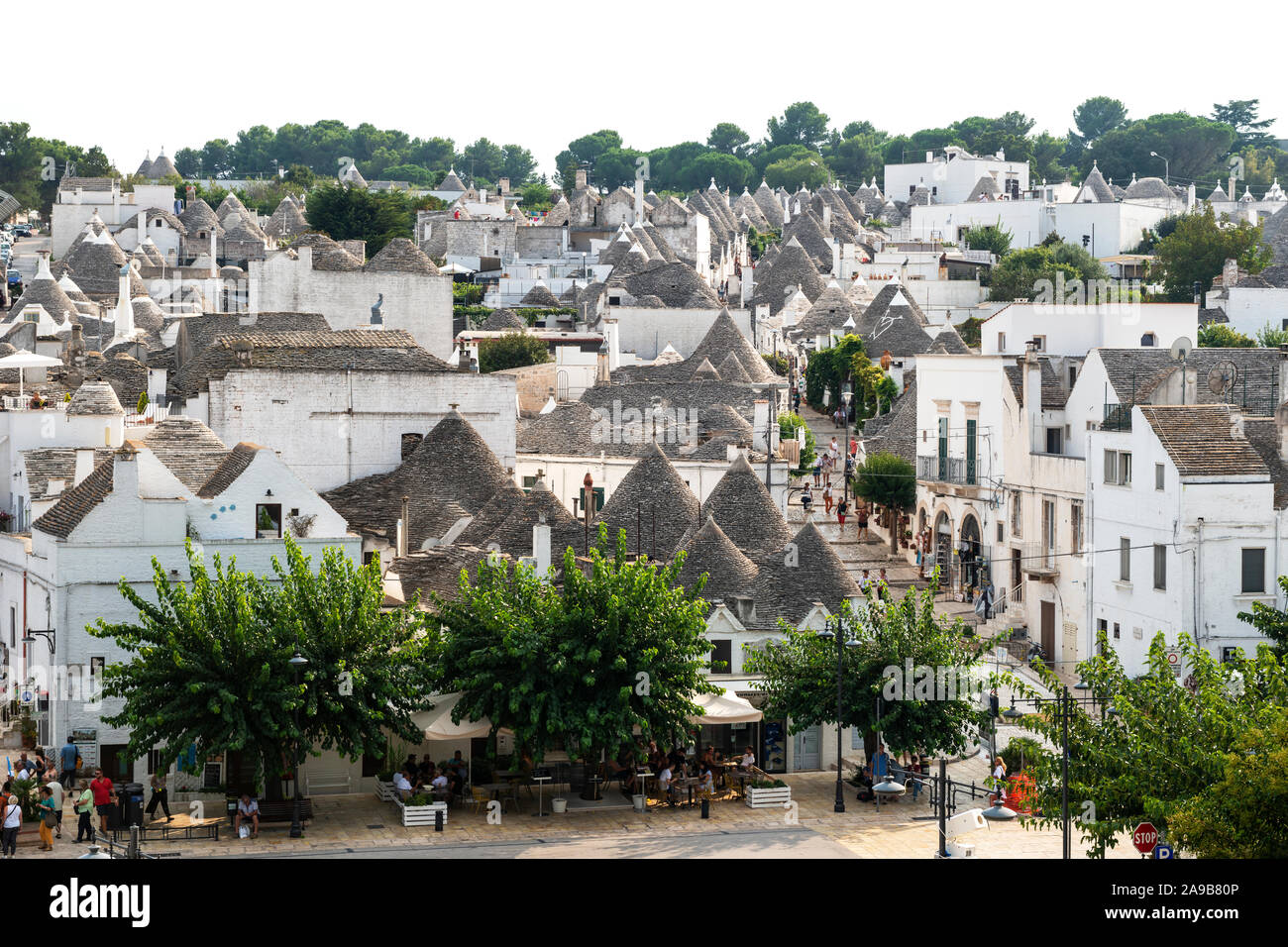 Boutiques de souvenirs et restaurants sur Largo Martellotta à Alberobello dans les Pouilles (Puglia), dans le sud de l'Italie Banque D'Images