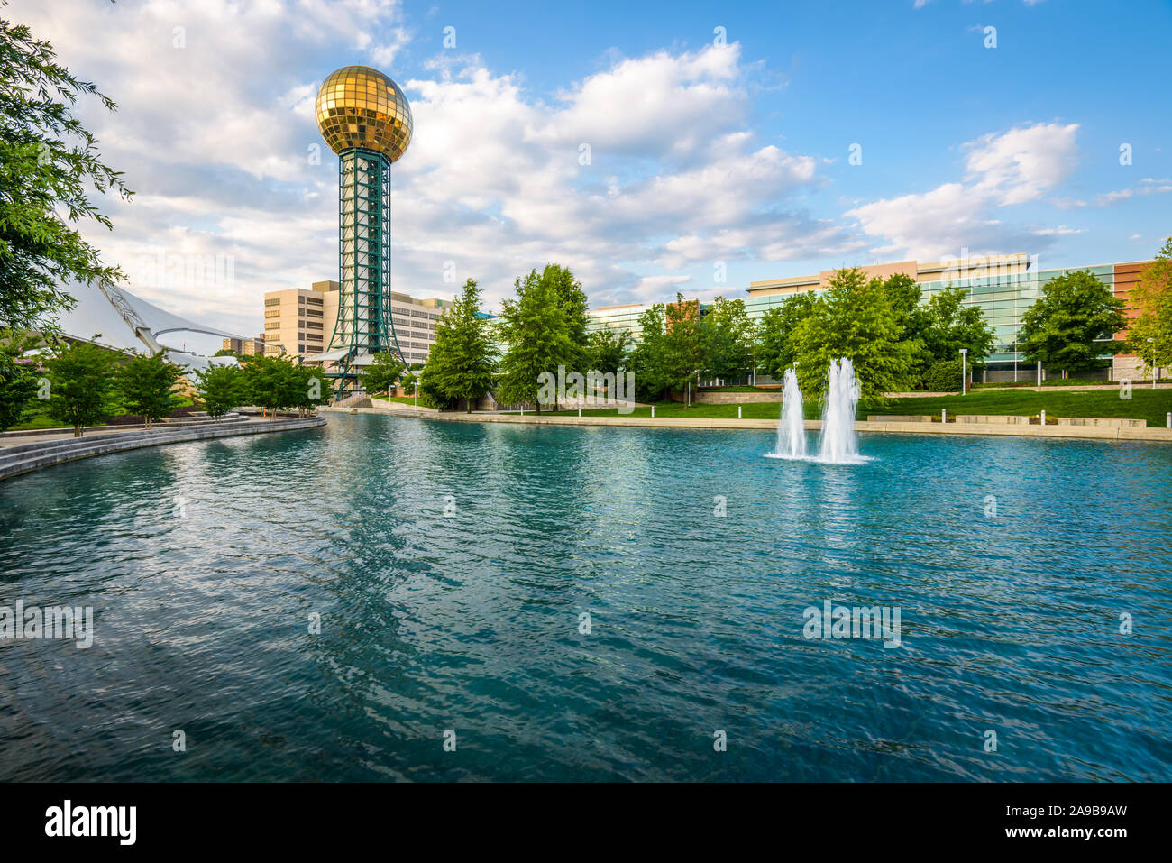 KNOXVILLE, TENNESEEE, USA - Le 13 juin 2013 : l'Également Sunsphere au World's Fair Park dans le centre-ville de Knoxville. Banque D'Images