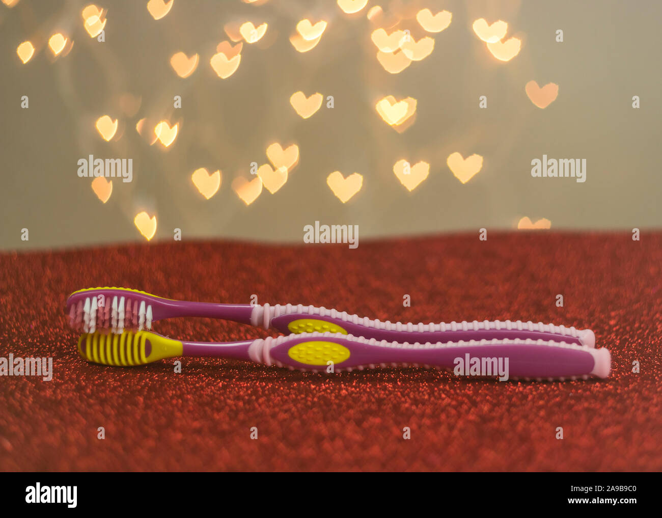 Saint Valentin brosse à dents romance. Brosse à dents LGBT couple métaphore pour l'intimité romantique Banque D'Images