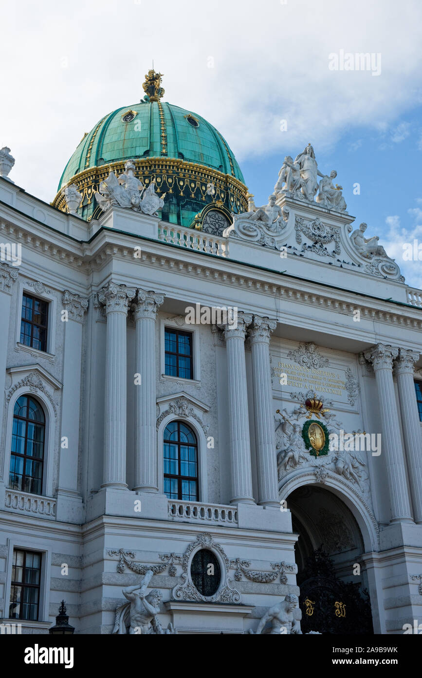 Architecture de St Michael's Gate et de l'Escadre de la Hofburg à Vienne sur Michaelerplatz Banque D'Images