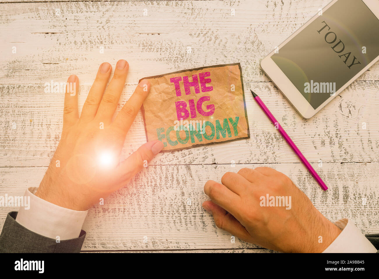 Signe montrant le grand texte de l'économie. Photo d'entreprise finance mondiale texte dans le monde du commerce sur le marché de l'argent change de main tenir note papier près de l'écriture rad Banque D'Images