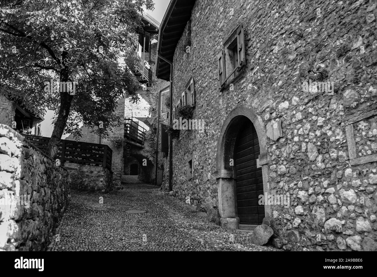 Le village de la colline médiévale Canale di Tenno de Via al Lago, Trentino-Alto Adige, Italie. Version noir et blanc Banque D'Images
