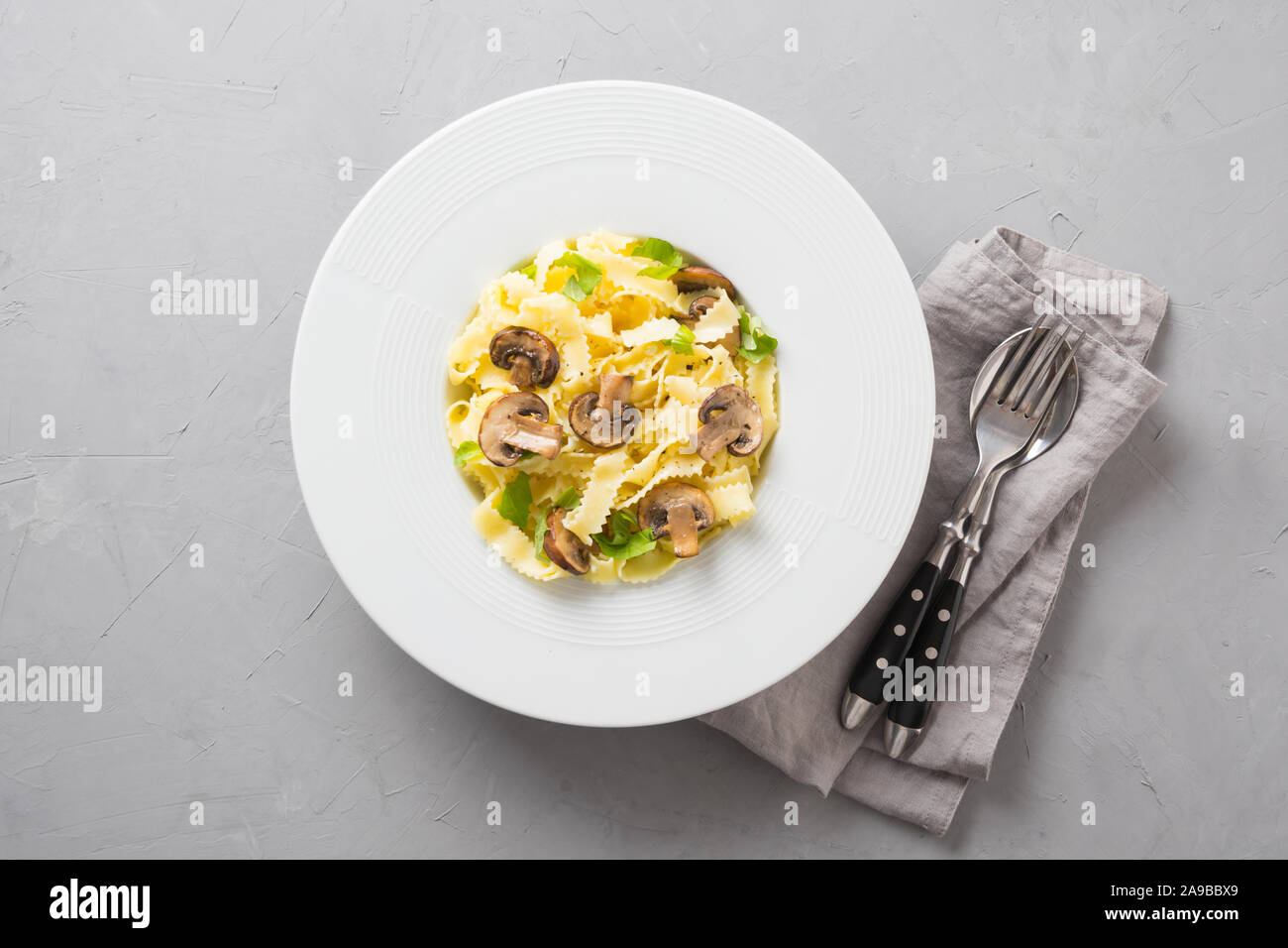 Reginelle Spaghetti pâtes aux champignons sur table en pierre grise. De savoureux repas sain. Vue de dessus. Banque D'Images