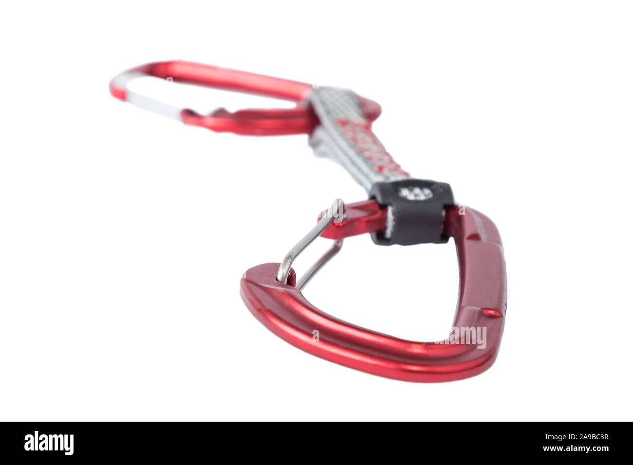 Close-up d'un seul métal rouge mousqueton dégaine pour la montagne et l'escalade sportive, isolé sur fond blanc. Banque D'Images