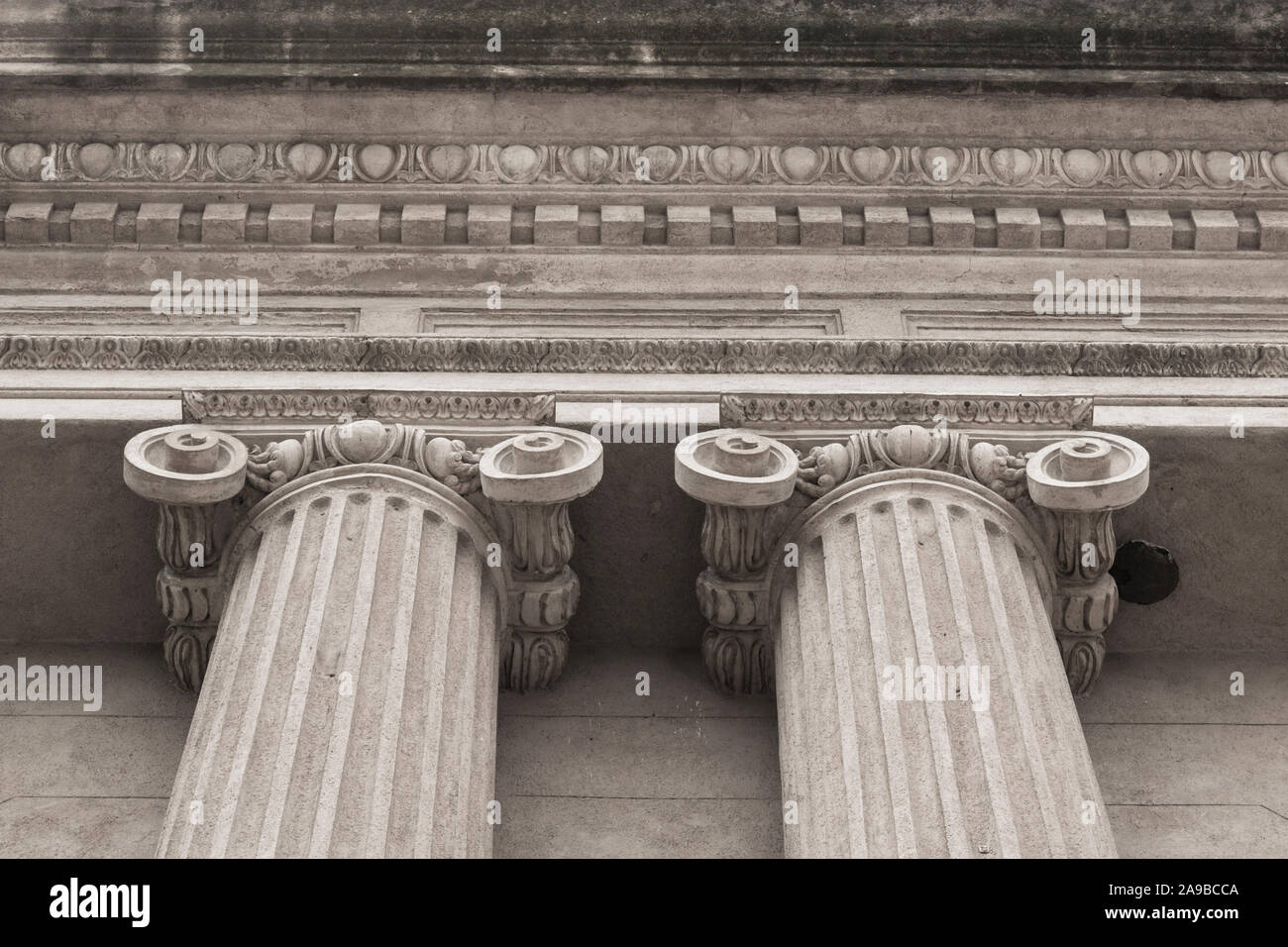 Création de colonnes en détail. Colonnes préservées avec piliers et capital de style Corinthien stabilité et équilibre de l'équilibre Banque D'Images