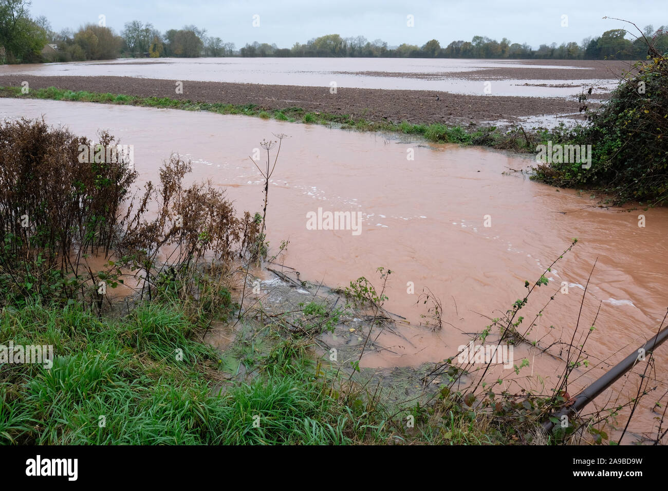 Les inondations et le peu de terrain inondé - Lugg un affluent de la rivière Lugg dans flood at Cross Keys près de Hereford UK en novembre 2019 Banque D'Images